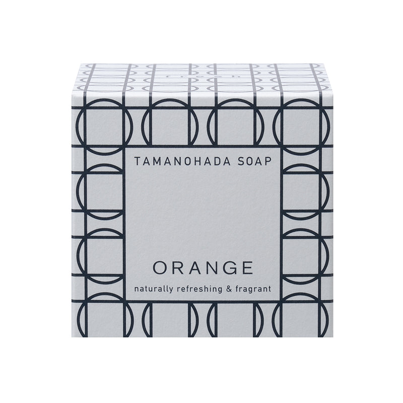 This delicately scented fragrance, with its distinctive orange character, changes gradually over time from top to last, leaving a subtle scent on the skin even the next day.